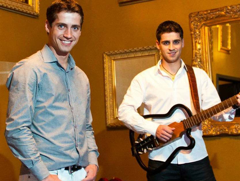 Cantor sertanejo leva choque e morre durante show